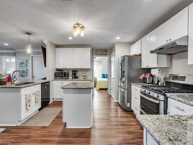 656 Warsaw Street, Bayou Vista, TX 77563