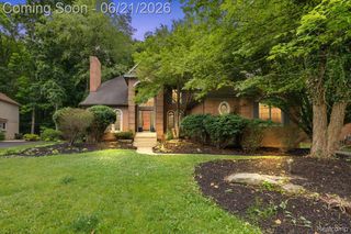 6403 W Oaks Drive, West Bloomfield Charter Township, MI 48324
