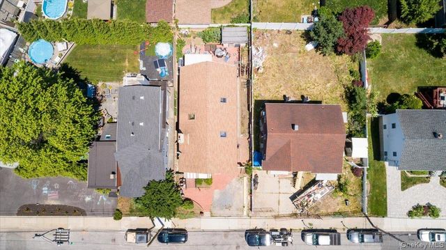 1036 California Place N, Island Park, NY 11558