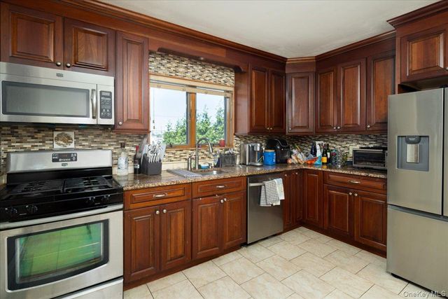 1036 California Place N, Island Park, NY 11558