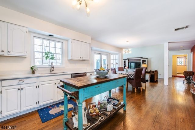 7 Chestnut St, Washington Twp., NJ 07853