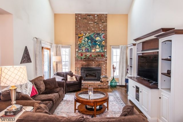 7 Chestnut St, Washington Twp., NJ 07853