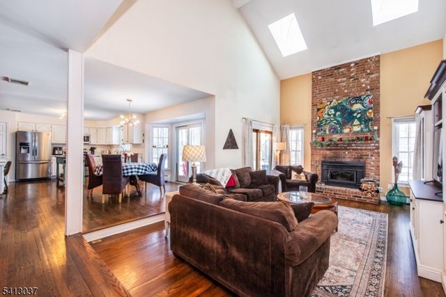 7 Chestnut St, Washington Twp., NJ 07853