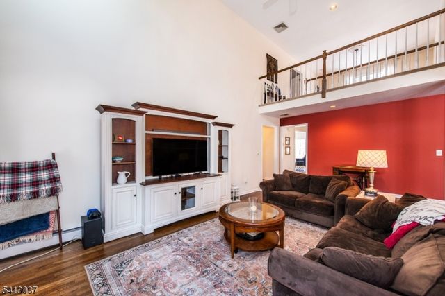 7 Chestnut St, Washington Twp., NJ 07853