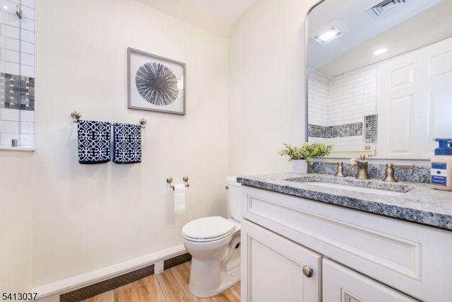 7 Chestnut St, Washington Twp., NJ 07853