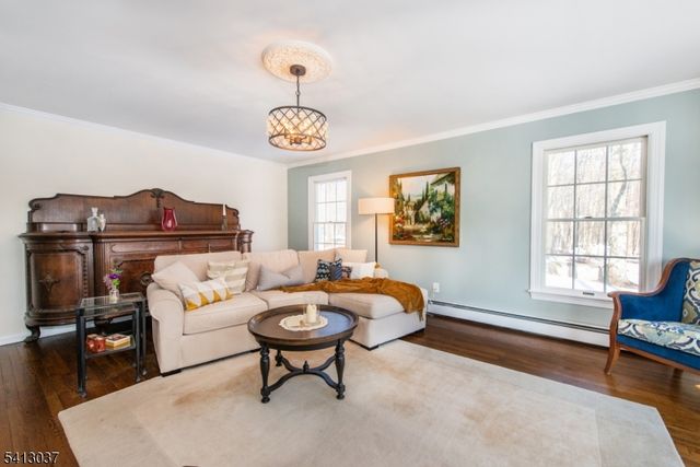 7 Chestnut St, Washington Twp., NJ 07853