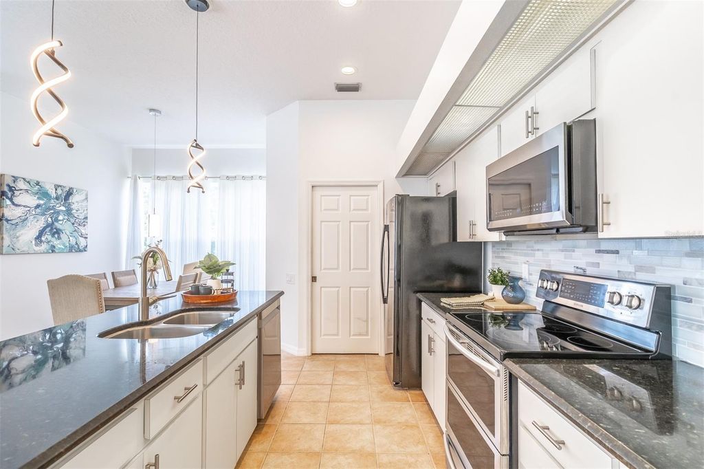 Image 14 of property listing at 3000 HATTERAS POINT, Oviedo, FL 32765