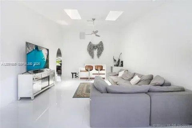 270 SE 7th St, Dania Beach, FL 33004