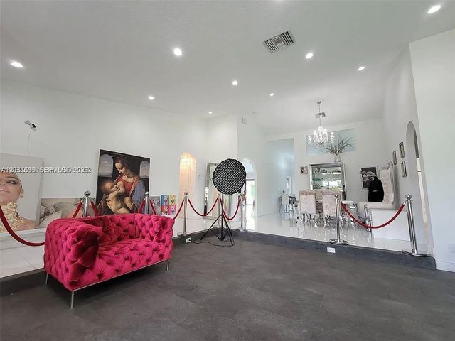 270 SE 7th St, Dania Beach, FL 33004