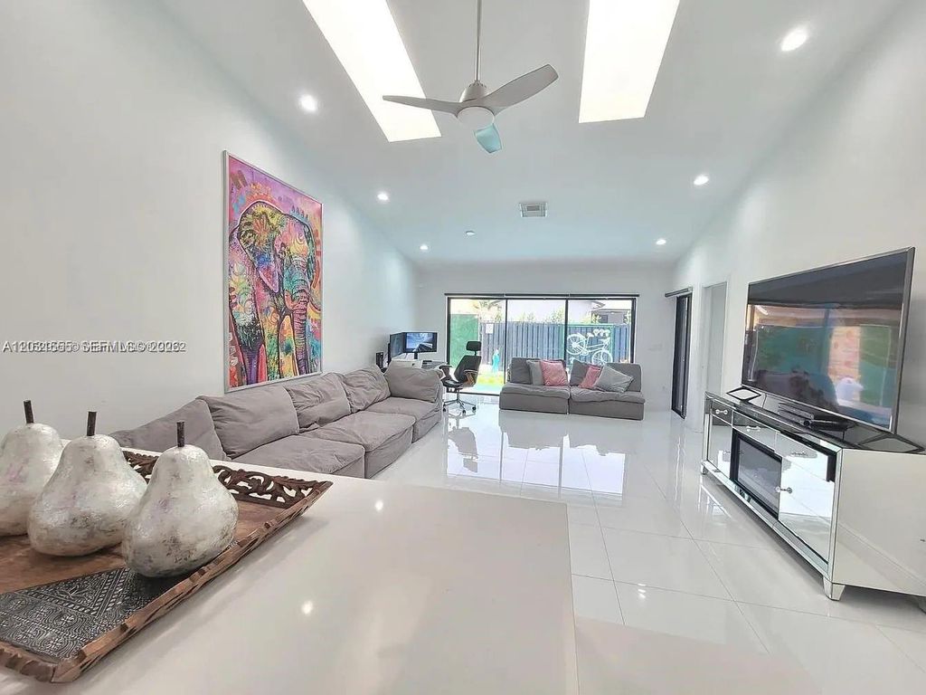 270 SE 7th St, Dania Beach, FL 33004