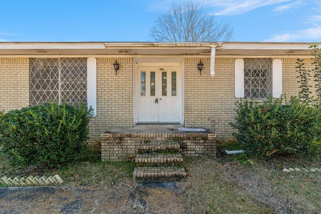 180 Ralston Rd., Hattiesburg, MS 39401