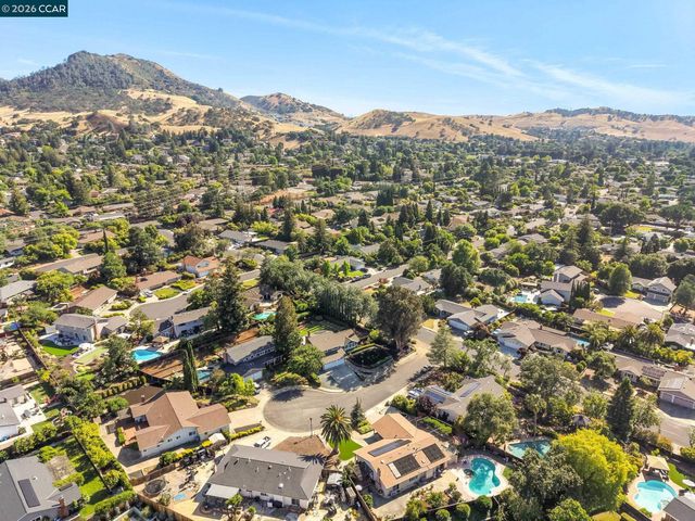 32 Atchinson Stage Court, Clayton, CA 94517