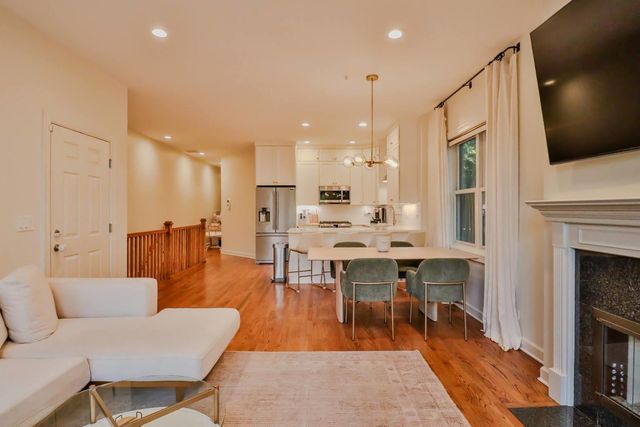 1109 W CORNELIA Avenue 1W, Chicago, IL 60657