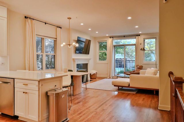 1109 W CORNELIA Avenue 1W, Chicago, IL 60657
