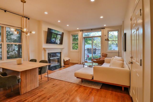 1109 W CORNELIA Avenue 1W, Chicago, IL 60657