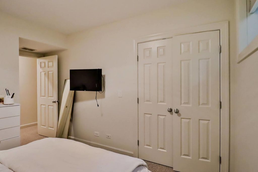 Image 11 of property listing at 1109 W CORNELIA Avenue 1W, Chicago, IL 60657