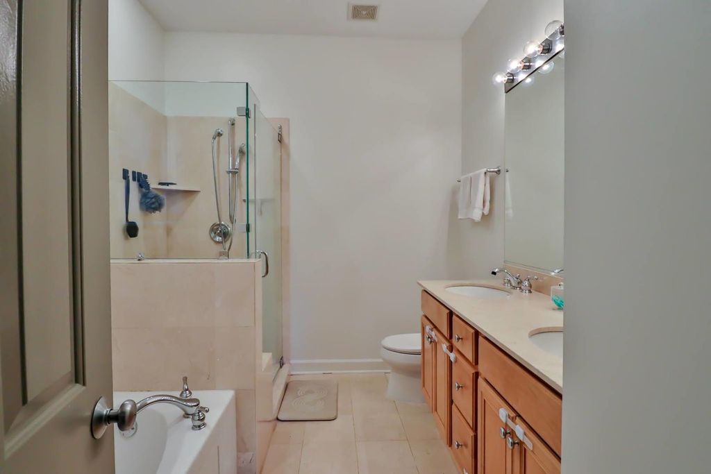 Image 16 of property listing at 1109 W CORNELIA Avenue 1W, Chicago, IL 60657