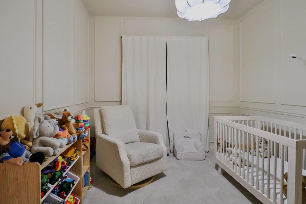 Image 17 of property listing at 1109 W CORNELIA Avenue 1W, Chicago, IL 60657