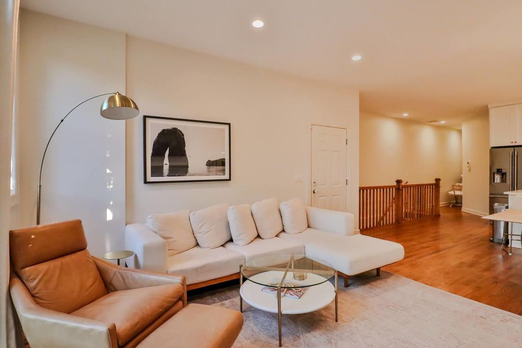 Image 19 of property listing at 1109 W CORNELIA Avenue 1W, Chicago, IL 60657