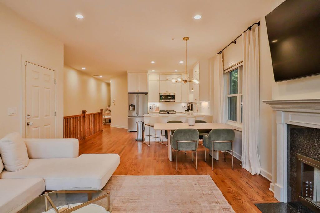 Image 20 of property listing at 1109 W CORNELIA Avenue 1W, Chicago, IL 60657