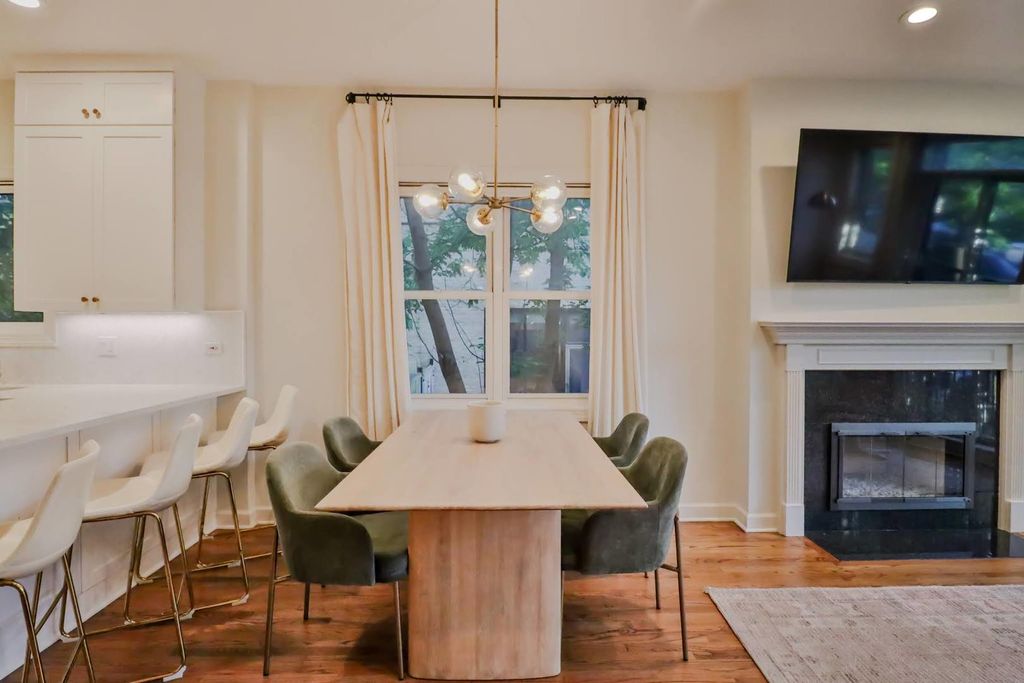 Image 21 of property listing at 1109 W CORNELIA Avenue 1W, Chicago, IL 60657