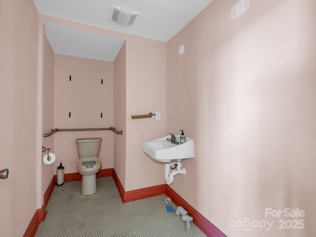 101 E FIRST Street, Lowell, NC 28098