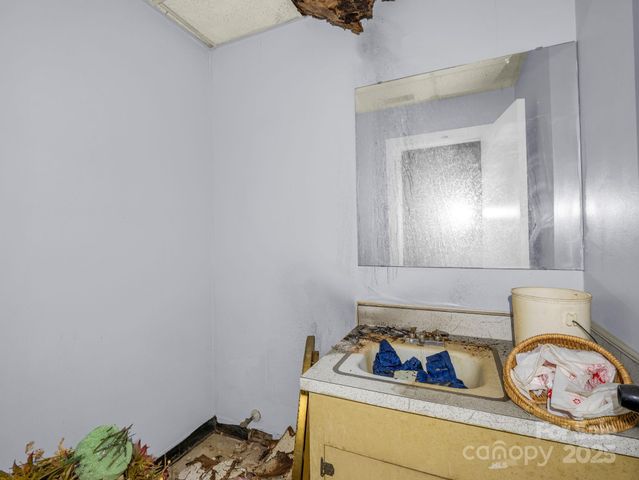 101 E FIRST Street, Lowell, NC 28098