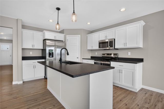 4215 English Glen Avenue, Marion, IA 52302