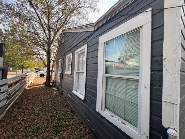 3705 S Littlejohn Avenue, Fort Worth, TX 76105