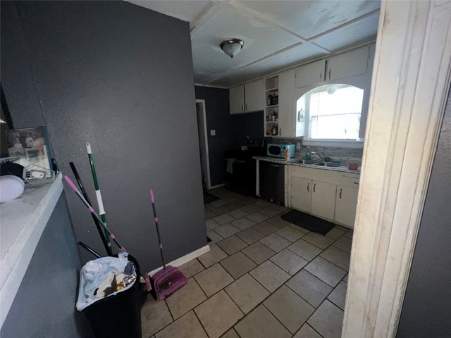 3705 S Littlejohn Avenue, Fort Worth, TX 76105