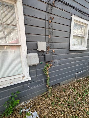 3705 S Littlejohn Avenue, Fort Worth, TX 76105