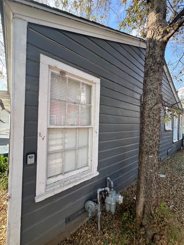 3705 S Littlejohn Avenue, Fort Worth, TX 76105