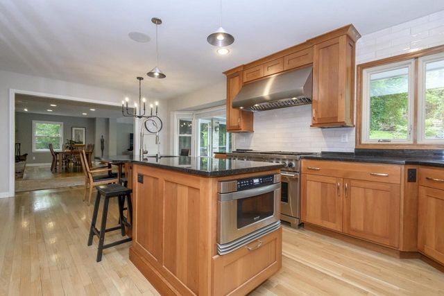 1405 Victoria CIRCLE N, Elm Grove, WI 53122