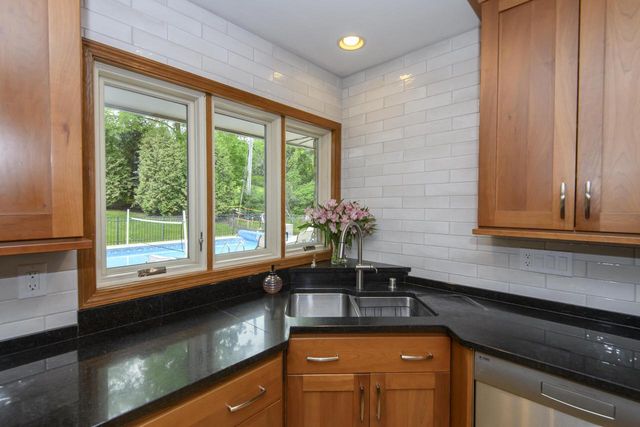 1405 Victoria CIRCLE N, Elm Grove, WI 53122