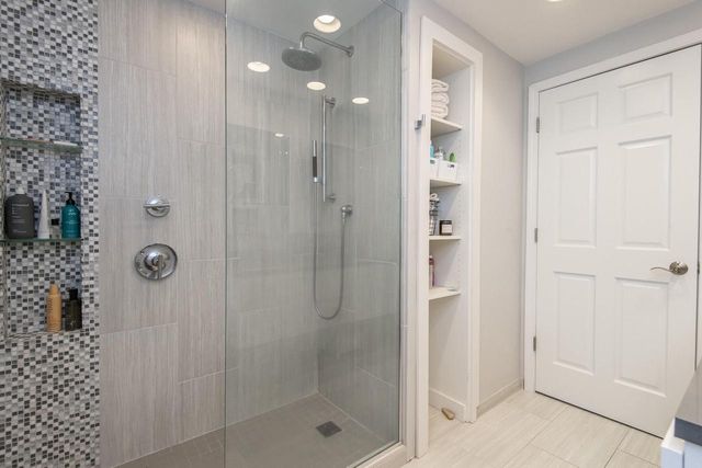 1405 Victoria CIRCLE N, Elm Grove, WI 53122