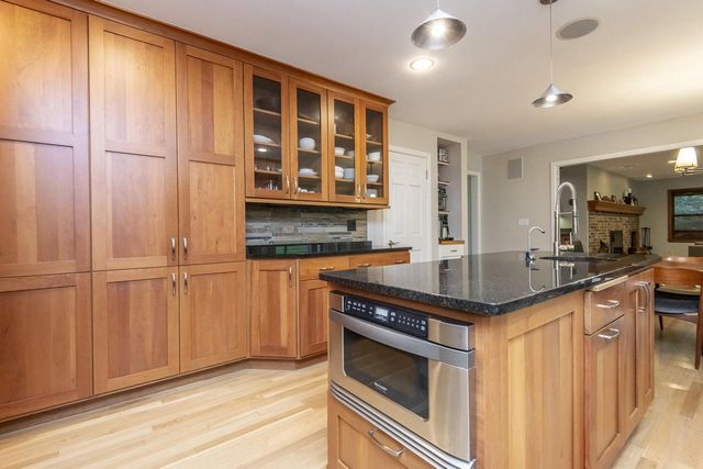 1405 Victoria CIRCLE N, Elm Grove, WI 53122