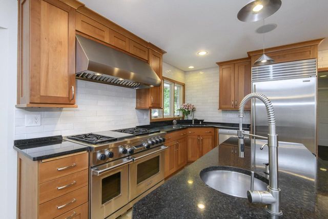 1405 Victoria CIRCLE N, Elm Grove, WI 53122