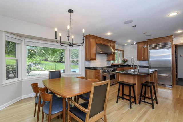 1405 Victoria CIRCLE N, Elm Grove, WI 53122