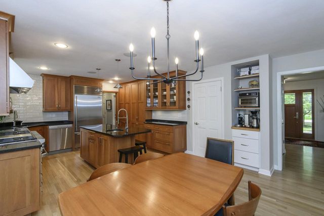 1405 Victoria CIRCLE N, Elm Grove, WI 53122