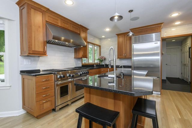 1405 Victoria CIRCLE N, Elm Grove, WI 53122