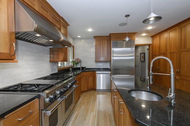 1405 Victoria CIRCLE N, Elm Grove, WI 53122