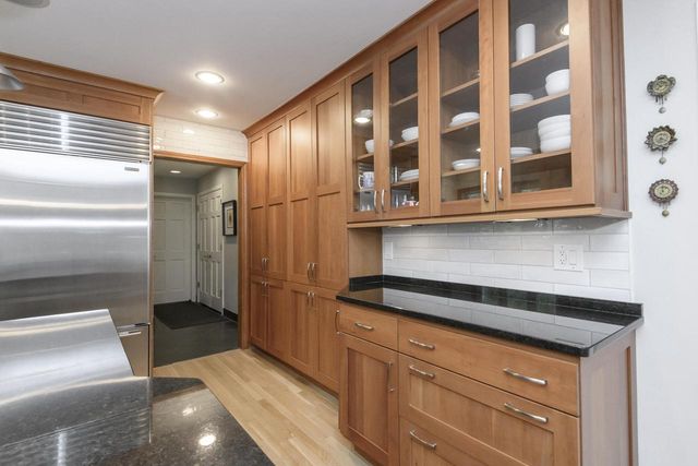 1405 Victoria CIRCLE N, Elm Grove, WI 53122