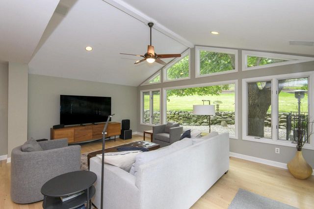 1405 Victoria CIRCLE N, Elm Grove, WI 53122