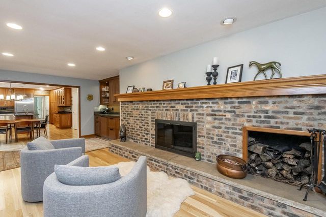 1405 Victoria CIRCLE N, Elm Grove, WI 53122