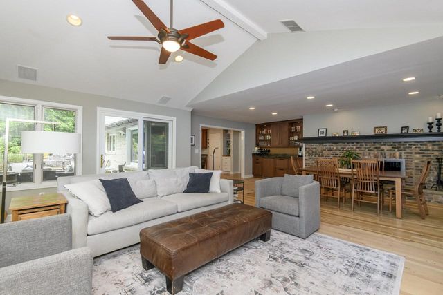 1405 Victoria CIRCLE N, Elm Grove, WI 53122