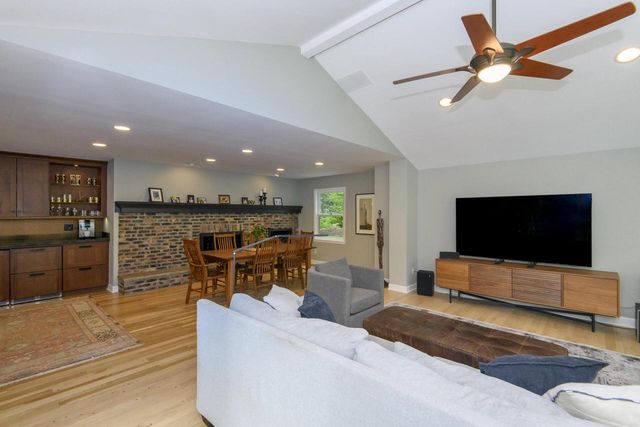 1405 Victoria CIRCLE N, Elm Grove, WI 53122