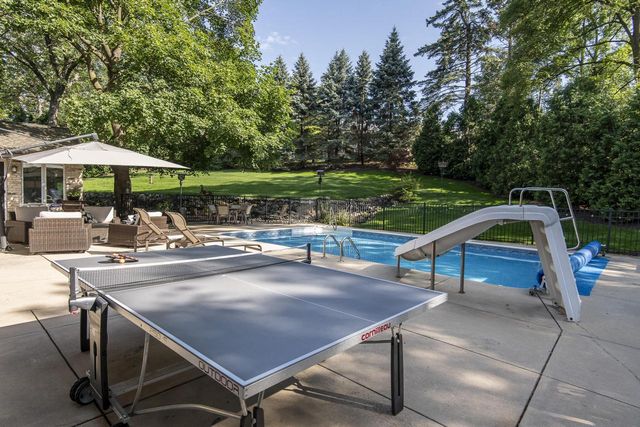 1405 Victoria CIRCLE N, Elm Grove, WI 53122