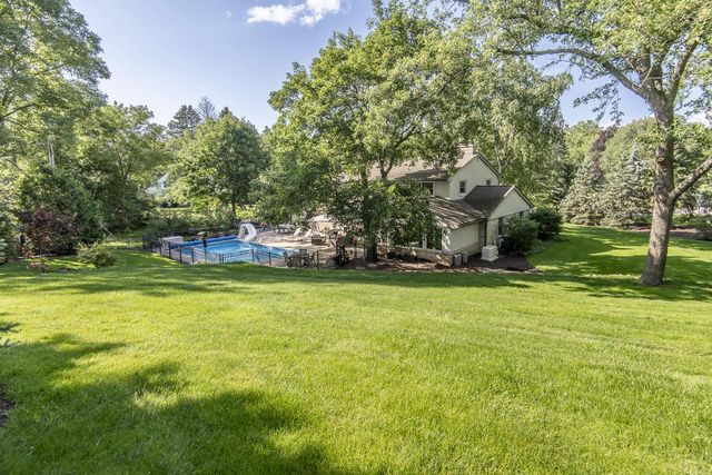 1405 Victoria CIRCLE N, Elm Grove, WI 53122