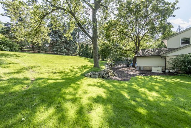 1405 Victoria CIRCLE N, Elm Grove, WI 53122