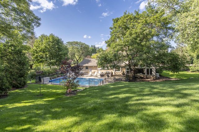 1405 Victoria CIRCLE N, Elm Grove, WI 53122